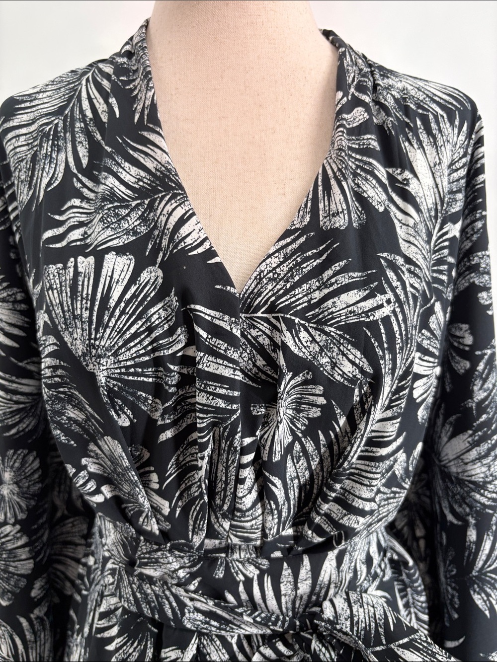 Coolibar Navia Cover-Up Dress L UPF 50+ Black White Tropical Botanical Tie Waist - Picture 3 of 8